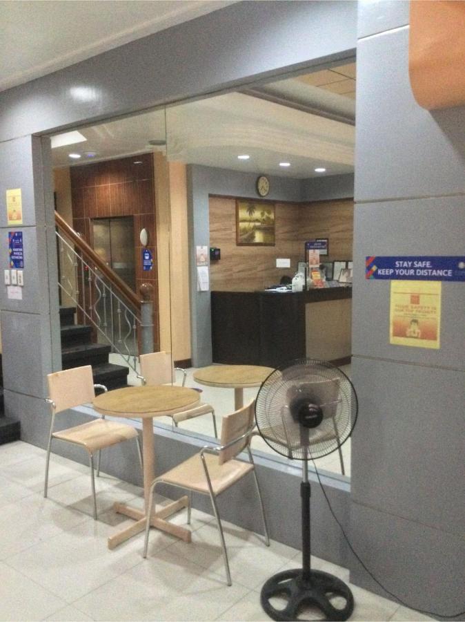 Oyo 817 Vista Apartelle Mandaluyong Екстериор снимка